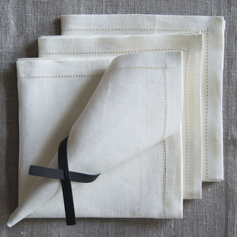 SERVIETT MED HULLSØM