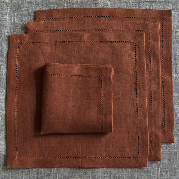 SERVIETT MED HULLSØM